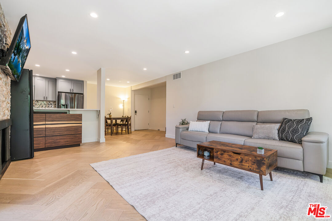 950 North Kings Road, Unit 216 West Hollywood, CA 90069 - Photo 4 of 19