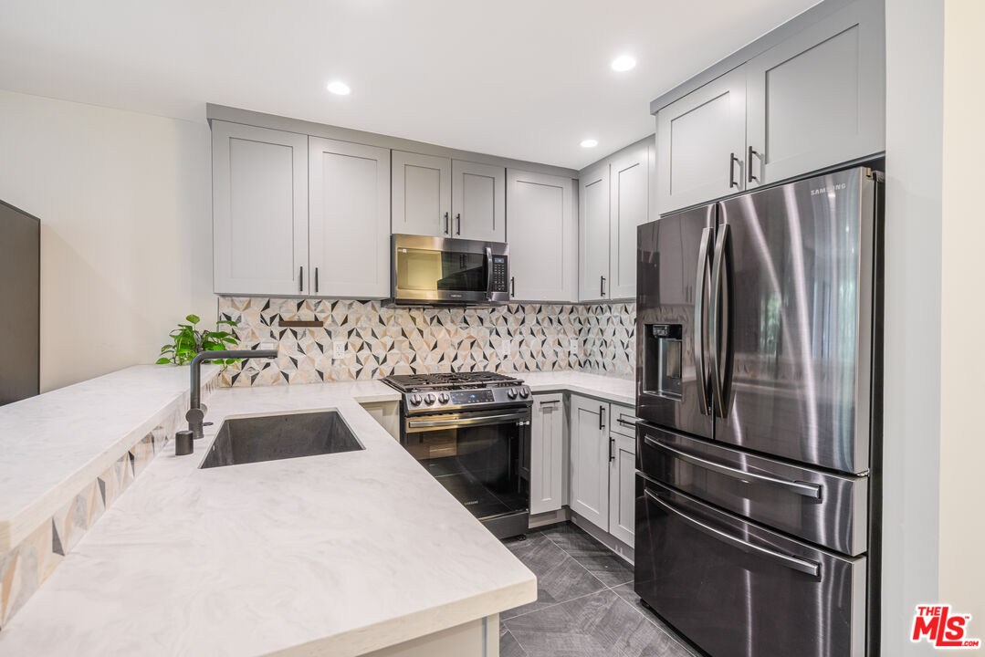950 North Kings Road, Unit 216 West Hollywood, CA 90069 - Photo 8 of 19