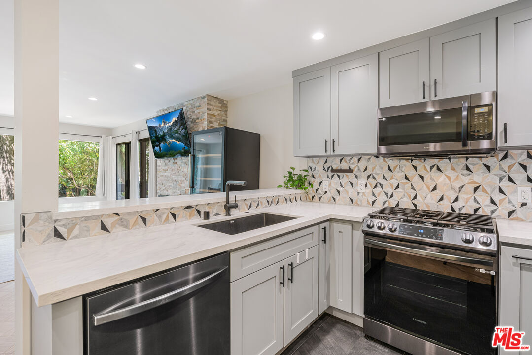 950 North Kings Road, Unit 216 West Hollywood, CA 90069 - Photo 9 of 19