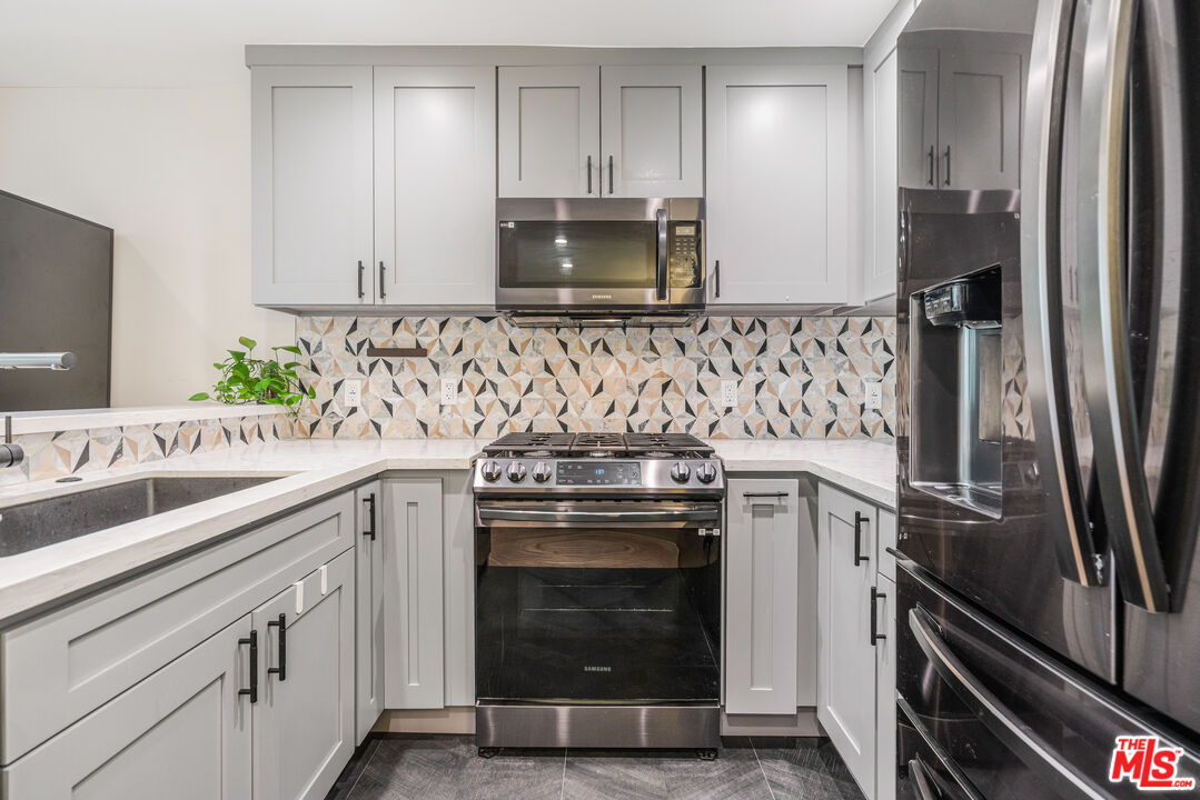 950 North Kings Road, Unit 216 West Hollywood, CA 90069 - Photo 10 of 19