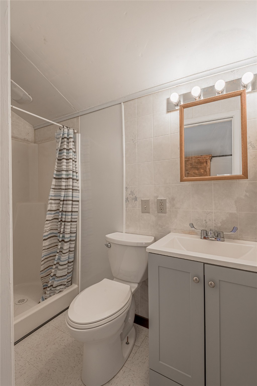 128 Johnnie Street Trinity, TX 75862 - Photo 11 of 19 a bathroom with a toilet a sink and shower