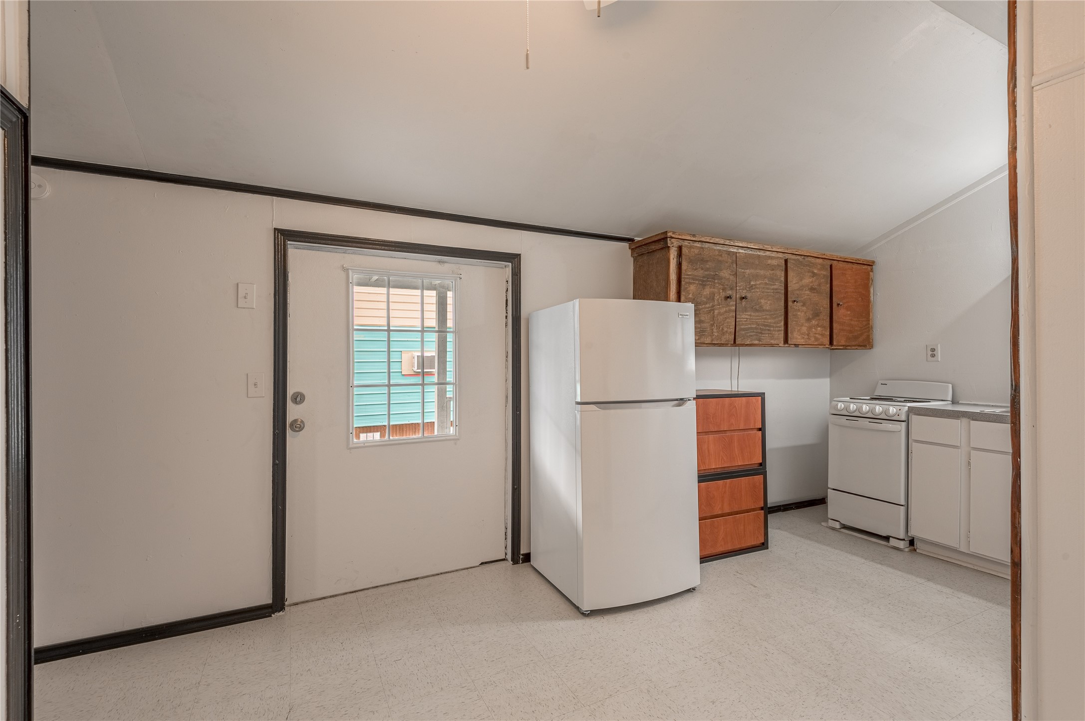 128 Johnnie Street Trinity, TX 75862 - Photo 6 of 19 a utility room with dryer and washer