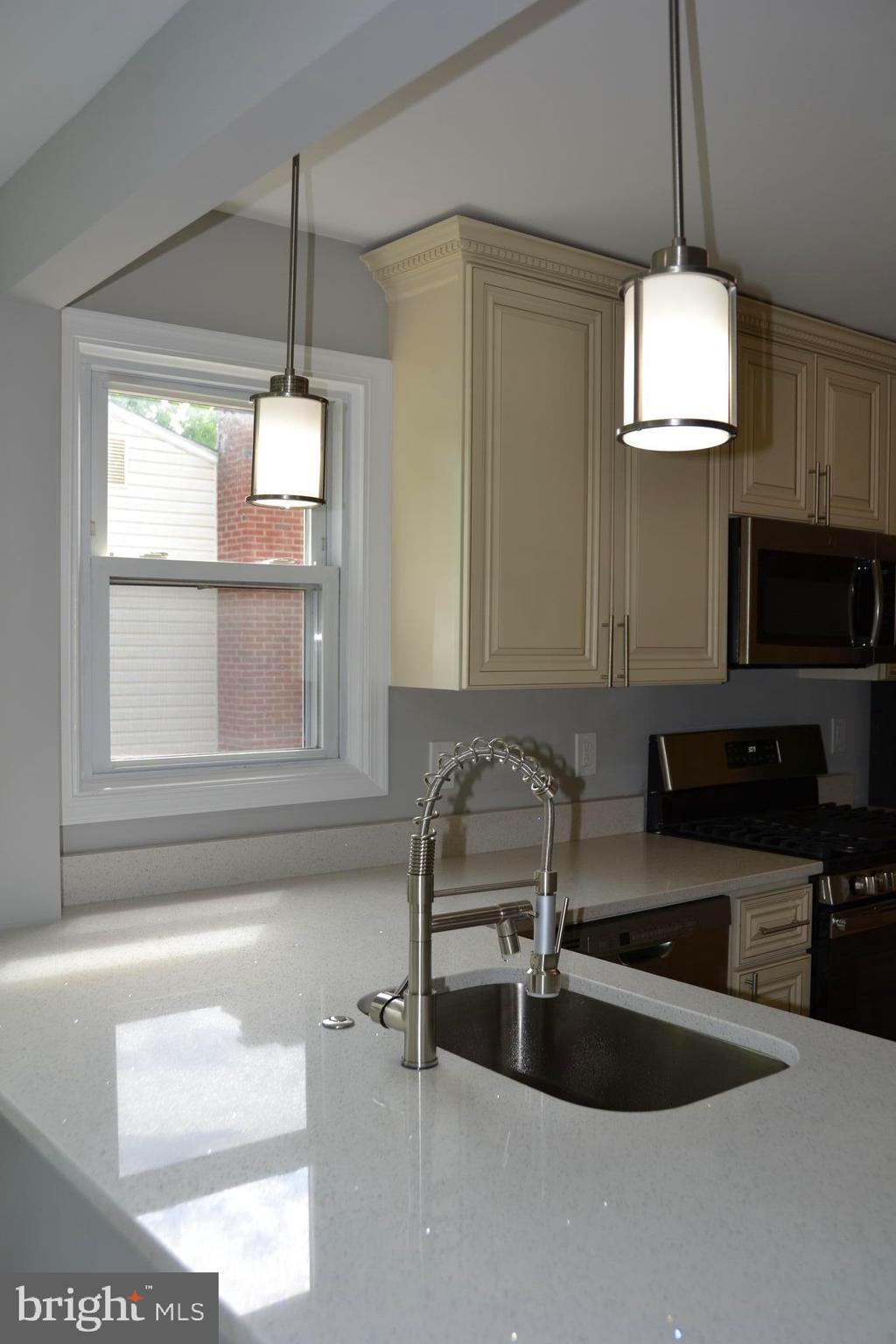 318 Cheddington Road Linthicum, MD 21090 - Photo 12 of 33