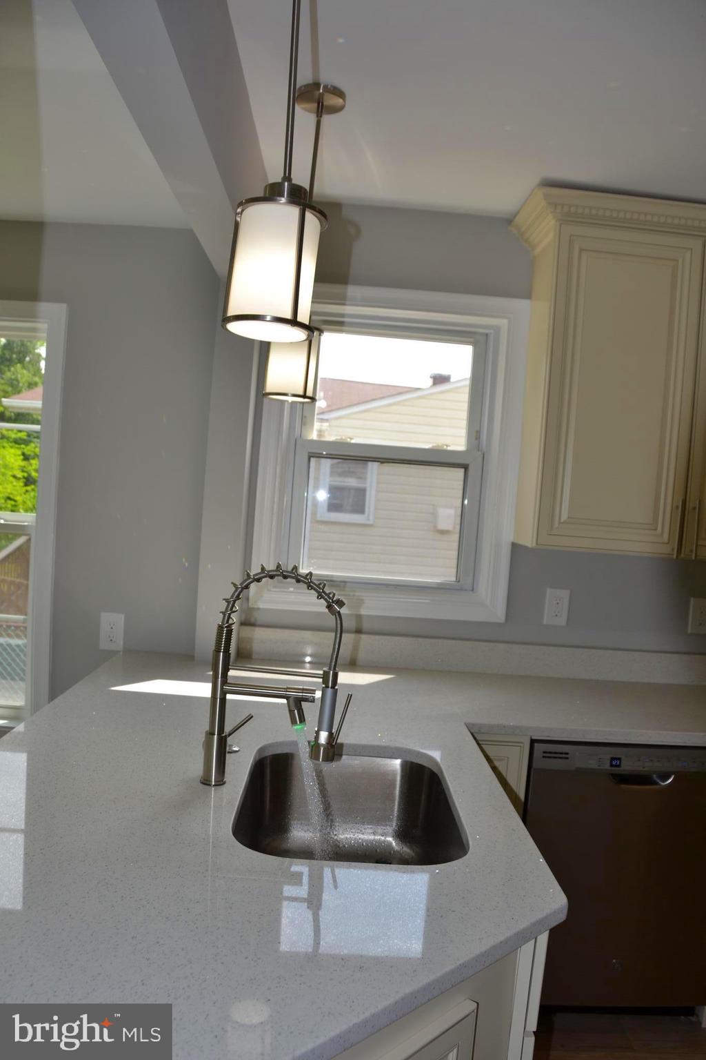 318 Cheddington Road Linthicum, MD 21090 - Photo 10 of 33