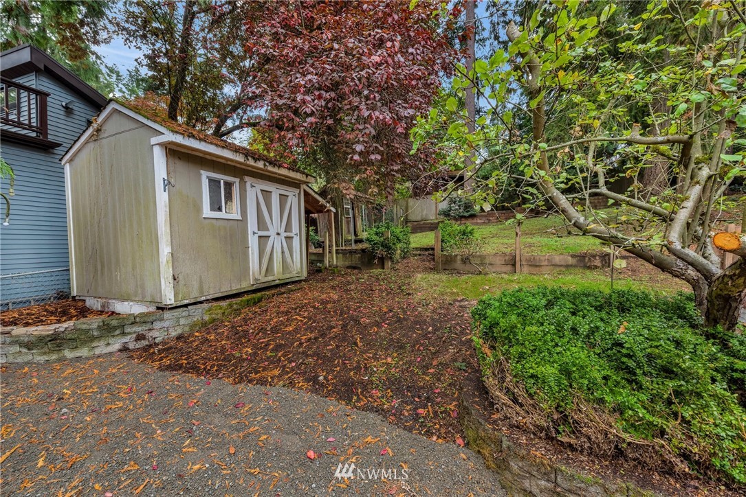 11519 32nd Avenue Northeast Seattle, WA 98125 - Photo 16 of 17 a backyard of a house with lots of green space