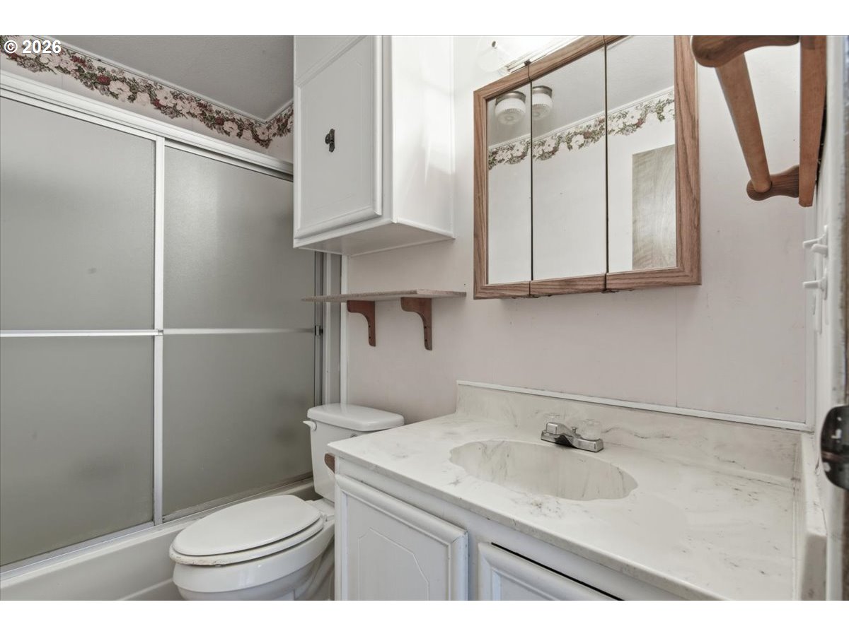 5422 Portland Road Northeast, Unit 104 Salem, OR 97305 - Photo 24 of 40 Bathroom