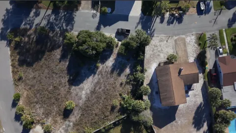 a view of a houses with a yard