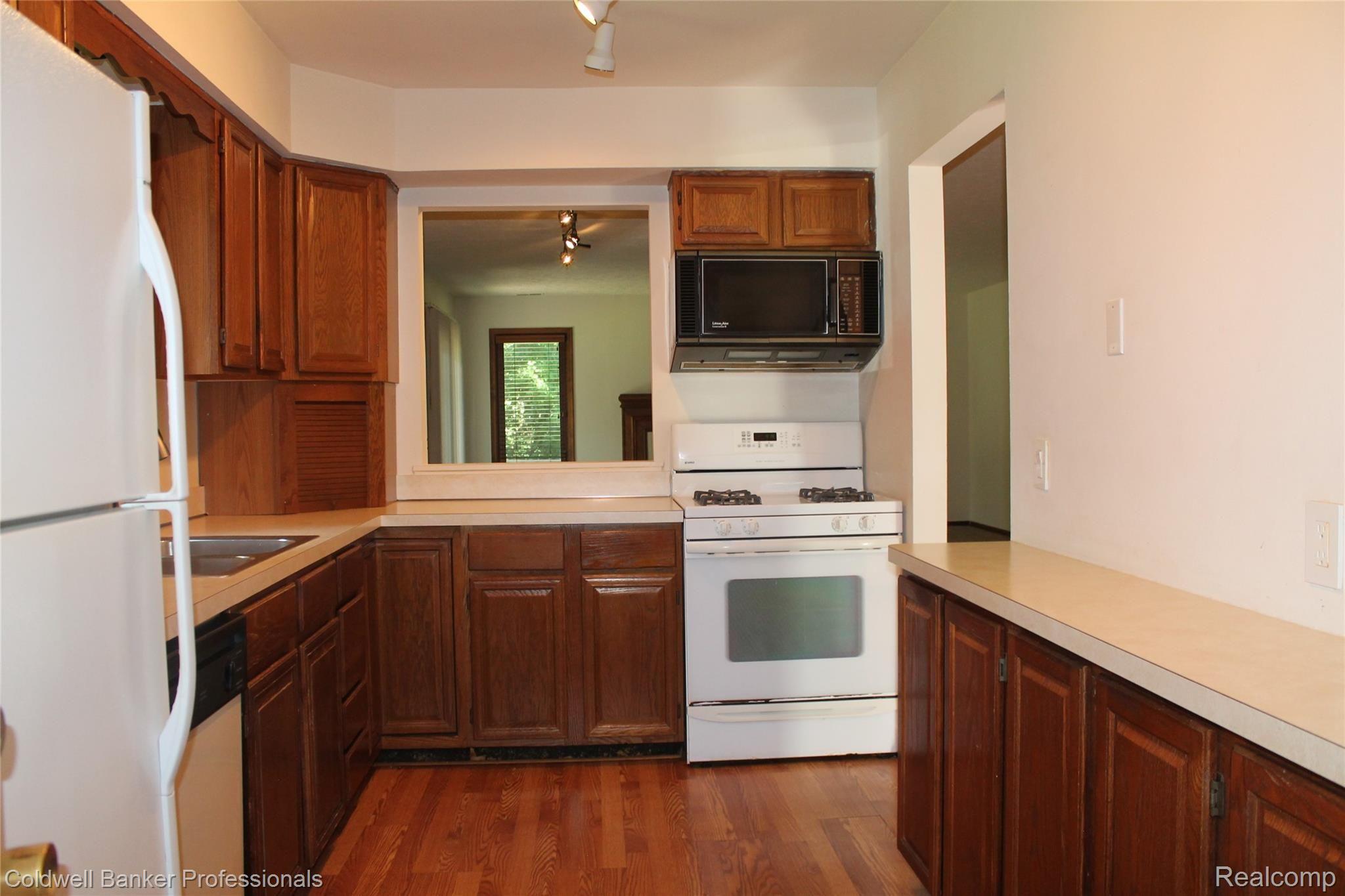 150 Woodstone Road, Unit 8 Waterford, MI 48327 - Photo 6 of 26 IMG_2501.JPG
