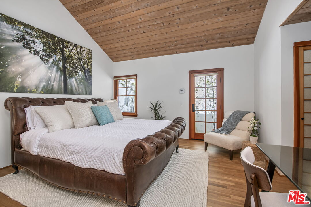 27 Latimer Road Santa Monica, CA 90402 - Photo 14 of 37 a bed room with a bed and a couch