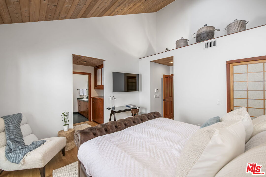 27 Latimer Road Santa Monica, CA 90402 - Photo 15 of 37 a bedroom with a bed and wooden floor