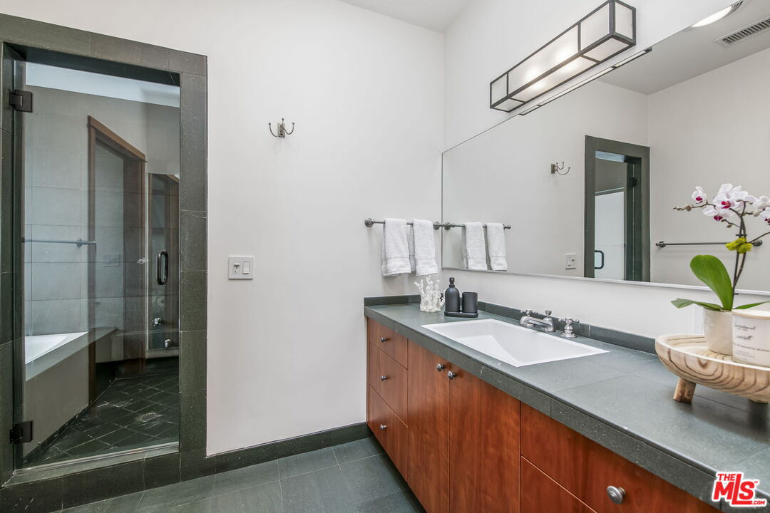27 Latimer Road Santa Monica, CA 90402 - Photo 16 of 37 a bathroom with a sink and a mirror