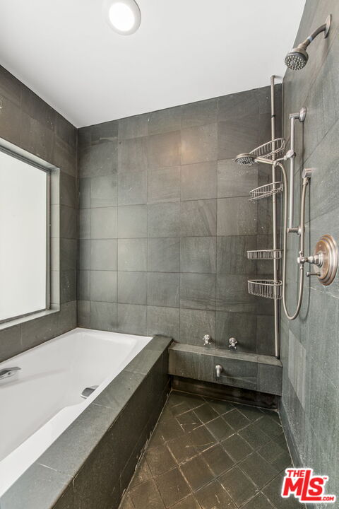 27 Latimer Road Santa Monica, CA 90402 - Photo 18 of 37 a bathroom with a bathtub and a shower