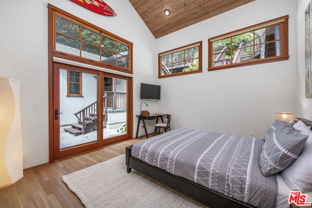 27 Latimer Road Santa Monica, CA 90402 - Photo 19 of 37 a bedroom with a bed and wooden floor