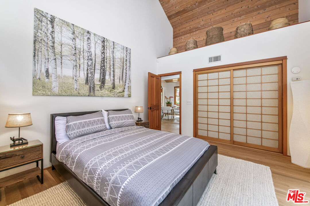 27 Latimer Road Santa Monica, CA 90402 - Photo 20 of 37 a bedroom with a bed and a night stand