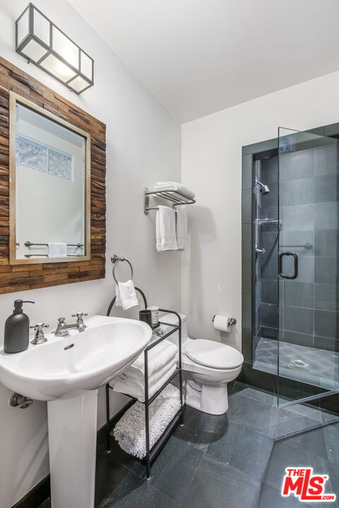 27 Latimer Road Santa Monica, CA 90402 - Photo 21 of 37 a bathroom with a sink toilet and shower