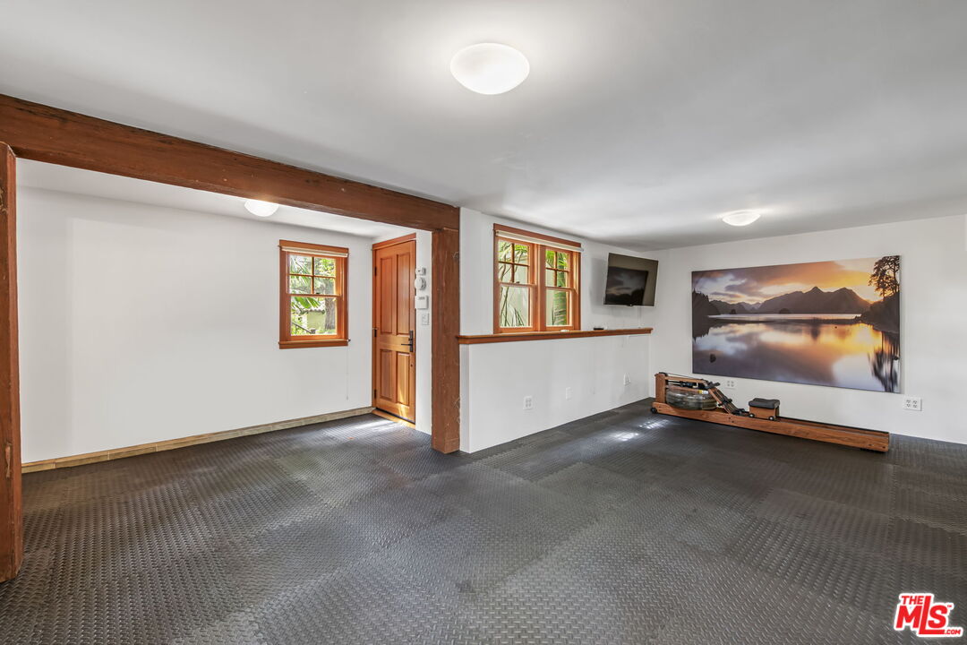27 Latimer Road Santa Monica, CA 90402 - Photo 25 of 37 a view of an empty room with a window