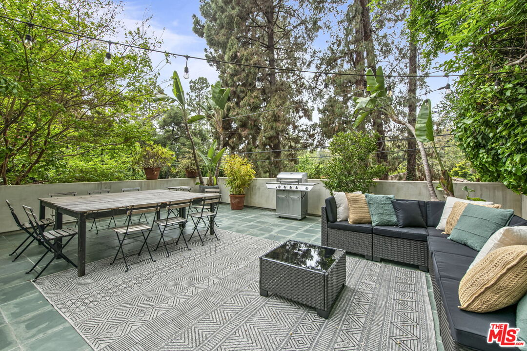 27 Latimer Road Santa Monica, CA 90402 - Photo 27 of 37 a view of a patio with couches and a table and chairs with wooden floor