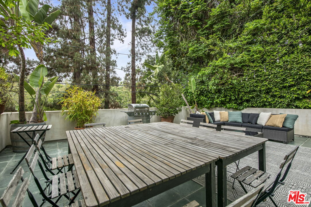 27 Latimer Road Santa Monica, CA 90402 - Photo 28 of 37 a view of balcony with furniture and trees
