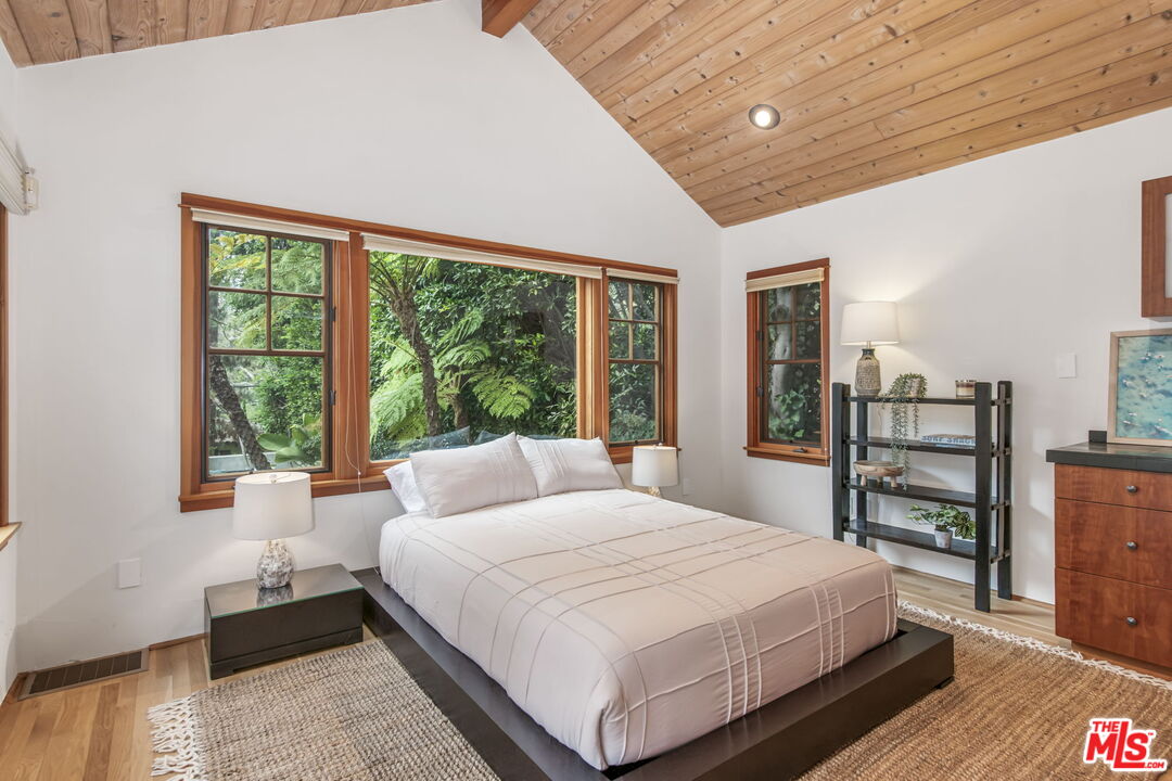 27 Latimer Road Santa Monica, CA 90402 - Photo 31 of 37 a bedroom with a large bed and a large window