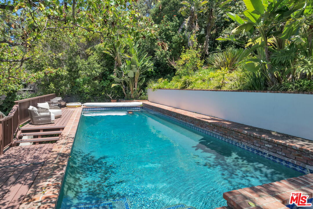 27 Latimer Road Santa Monica, CA 90402 - Photo 33 of 37 a view of a yard with an outdoor space