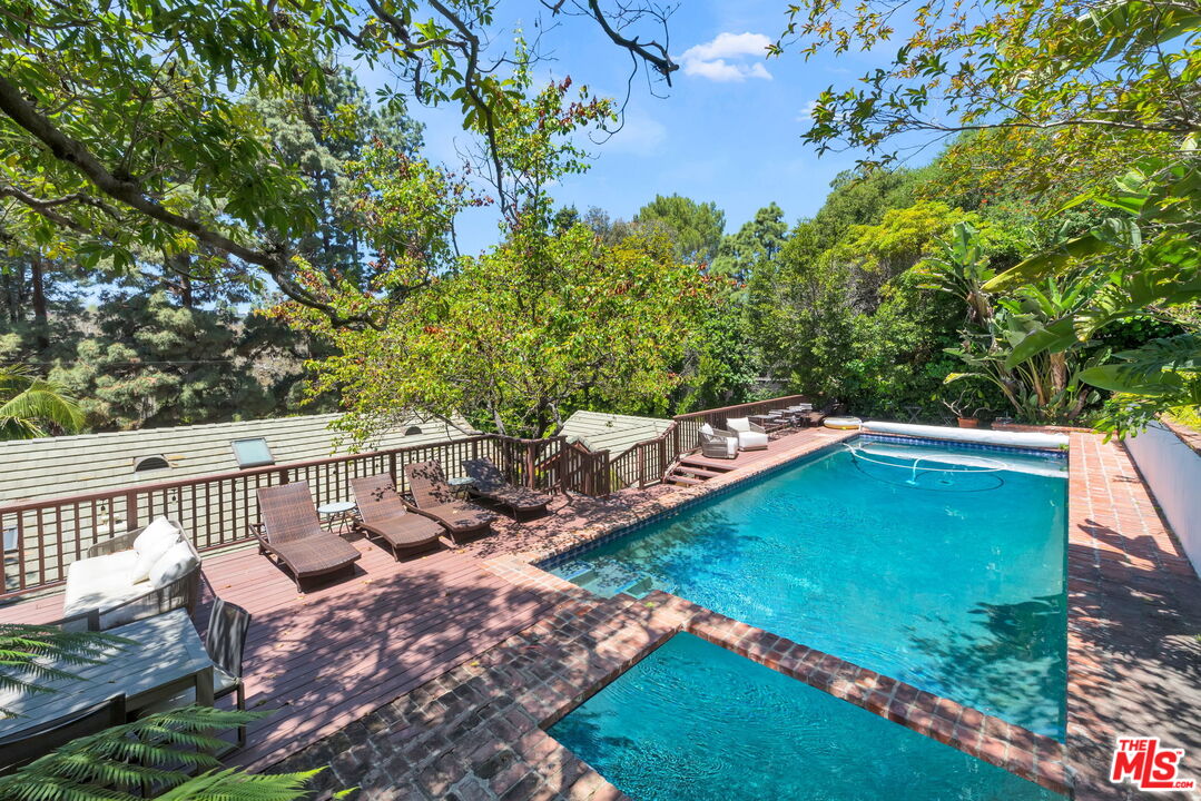 27 Latimer Road Santa Monica, CA 90402 - Photo 34 of 37 a view of a backyard with sitting area