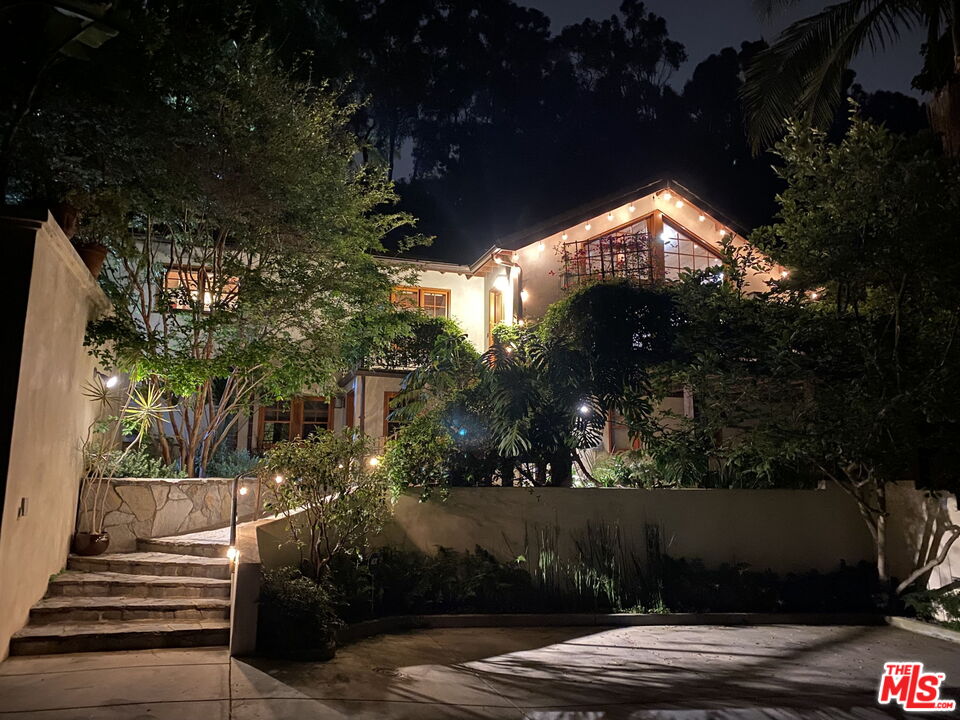 27 Latimer Road Santa Monica, CA 90402 - Photo 36 of 37 a view of a yard of the house and tree in front of it