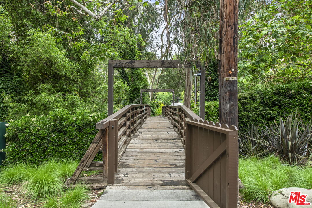 27 Latimer Road Santa Monica, CA 90402 - Photo 37 of 37 a view of entryway