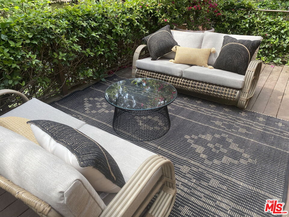 27 Latimer Road Santa Monica, CA 90402 - Photo 7 of 37 a view of balcony with couch