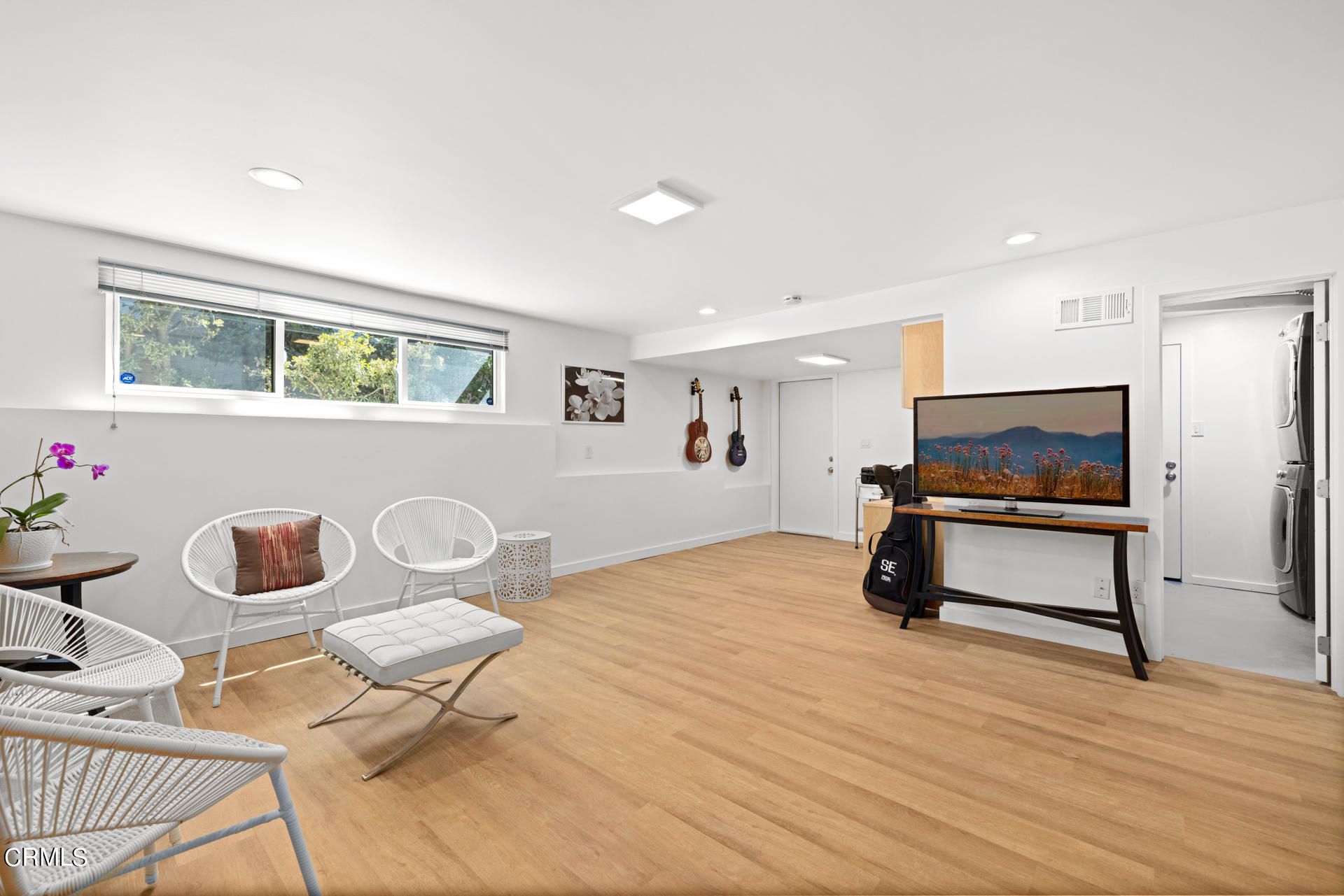 316 Glenullen Drive Pasadena, CA 91105 - Photo 30 of 43 a living room with furniture