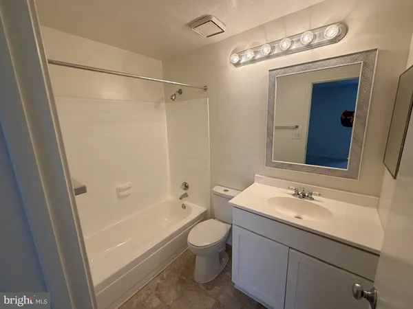 $1,995 | 18520 Boysenberry Drive, Unit 230, Gaithersburg, MD 20886