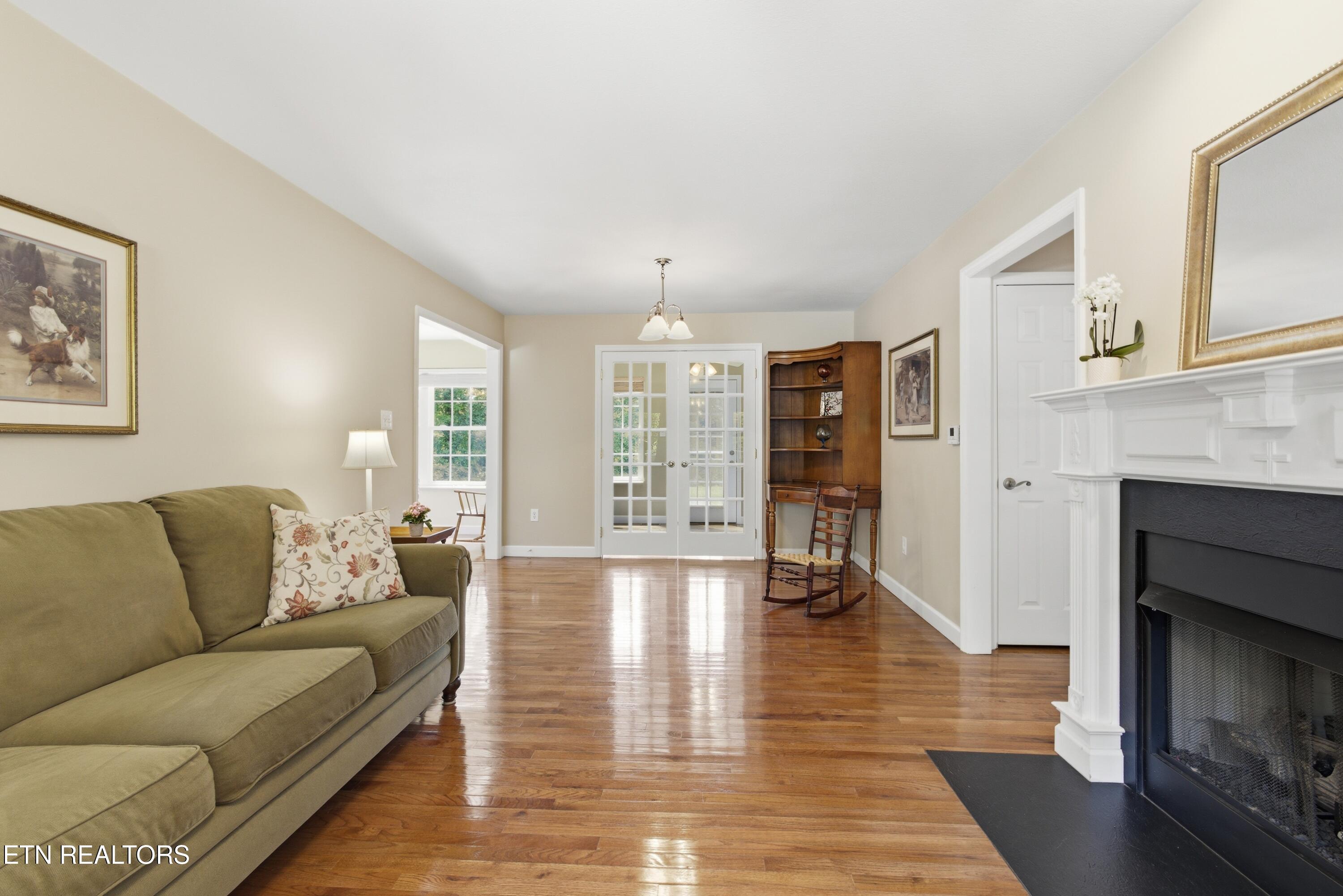 240 Long Road Kingston, TN 37763 - Photo 3 of 24 Living room