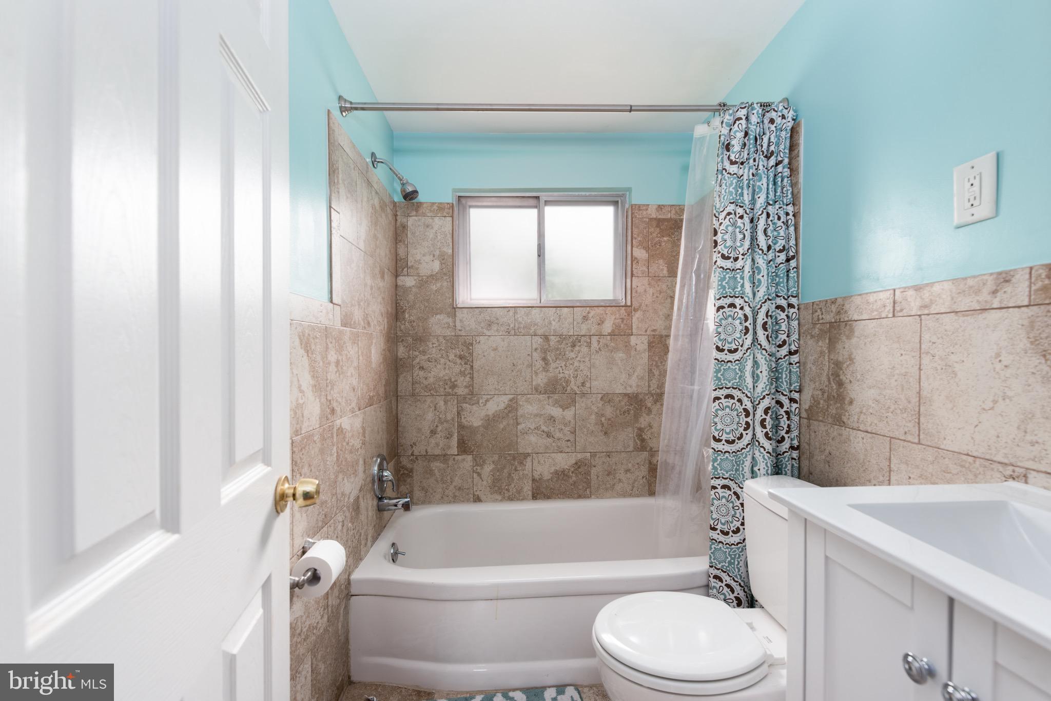 14 Winnwood Road Newark, DE 19711 - Photo 17 of 20 Hall Full Bath with Tile Surround