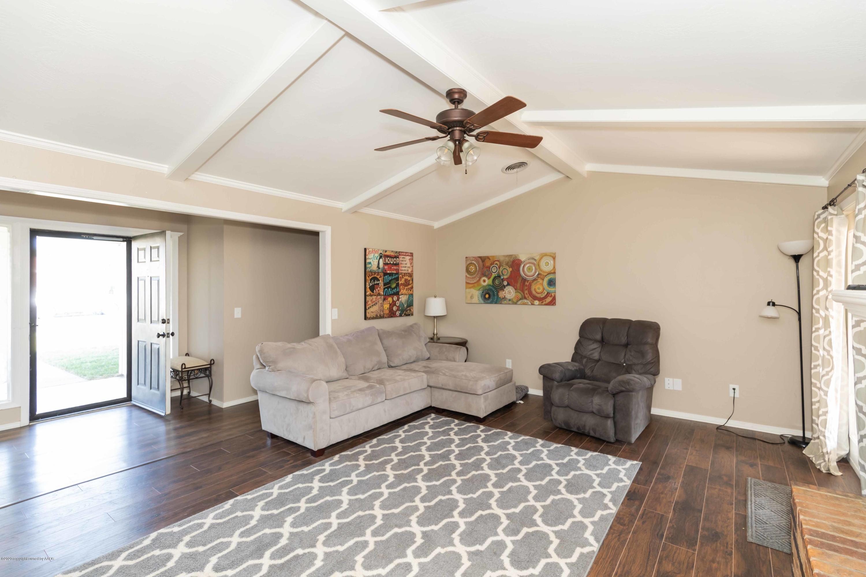 8211 Santa Fe Trail Amarillo, TX 79110 - Photo 4 of 29 a living room with furniture and a rug