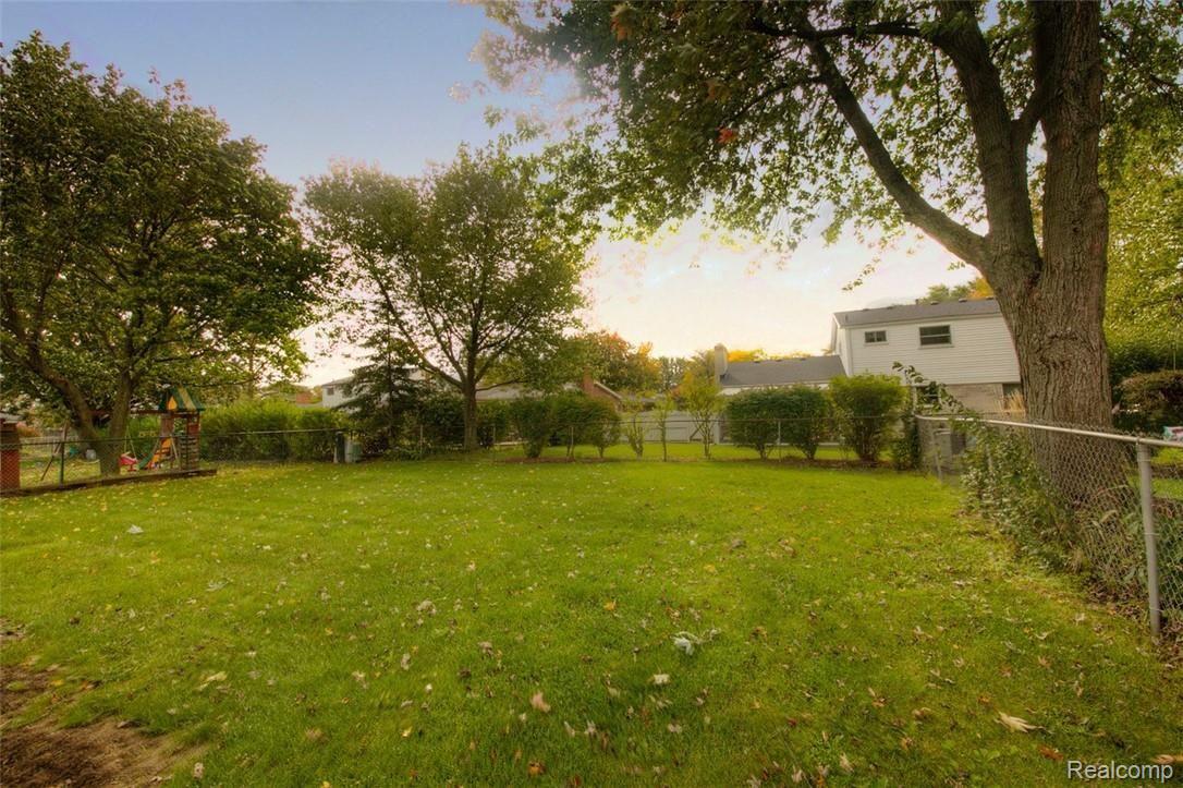 44139 Arlington Road Canton, MI 48187 - Photo 36 of 36 36 Backyard.jpeg