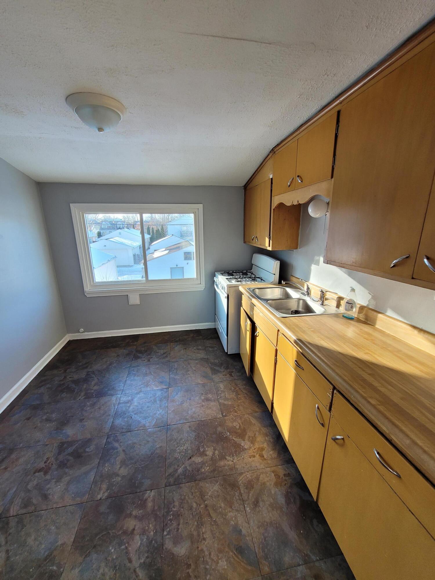 6183 North 38th Street Milwaukee, WI 53209 - Photo 5 of 10 Kitchen 2