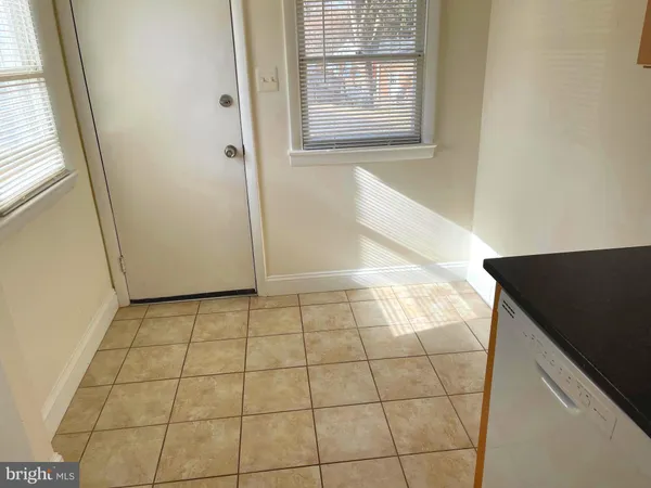 $3,250 | 7132 Parkview Avenue, Falls Church, VA 22042