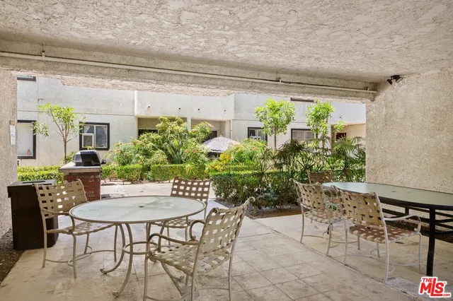 $319,000 | 18530 Hatteras Street, Unit 115, Tarzana, CA 91356
