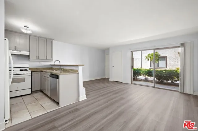 $319,000 | 18530 Hatteras Street, Unit 115, Tarzana, CA 91356