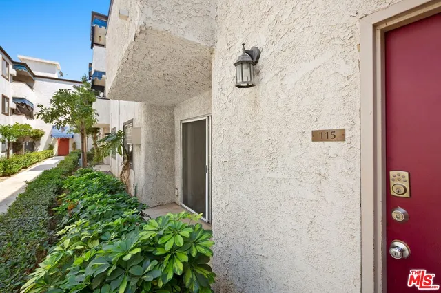 $319,000 | 18530 Hatteras Street, Unit 115, Tarzana, CA 91356