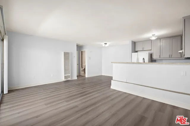 $319,000 | 18530 Hatteras Street, Unit 115, Tarzana, CA 91356