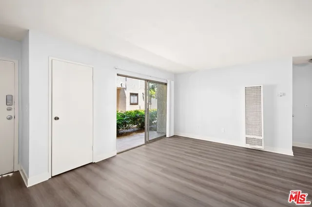 $319,000 | 18530 Hatteras Street, Unit 115, Tarzana, CA 91356