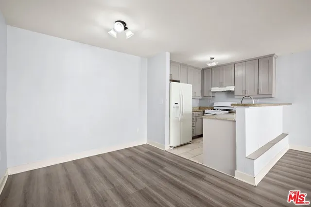 $319,000 | 18530 Hatteras Street, Unit 115, Tarzana, CA 91356