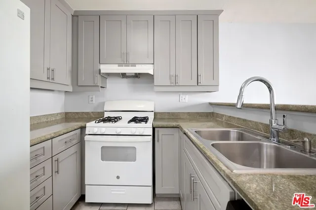 $319,000 | 18530 Hatteras Street, Unit 115, Tarzana, CA 91356