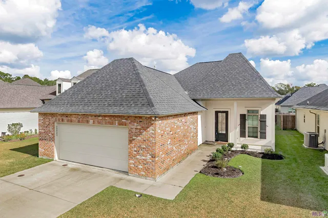 $299,900 | 28048 Memorial Lane, Denham Springs, LA 70726