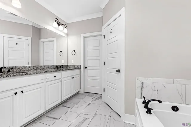 $299,900 | 28048 Memorial Lane, Denham Springs, LA 70726