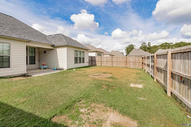 $299,900 | 28048 Memorial Lane, Denham Springs, LA 70726