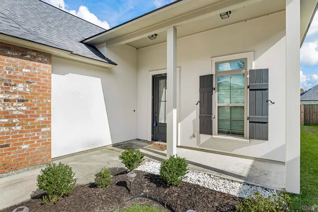 $299,900 | 28048 Memorial Lane, Denham Springs, LA 70726