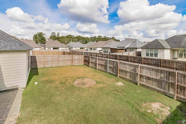 $299,900 | 28048 Memorial Lane, Denham Springs, LA 70726