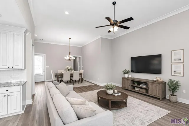 $299,900 | 28048 Memorial Lane, Denham Springs, LA 70726