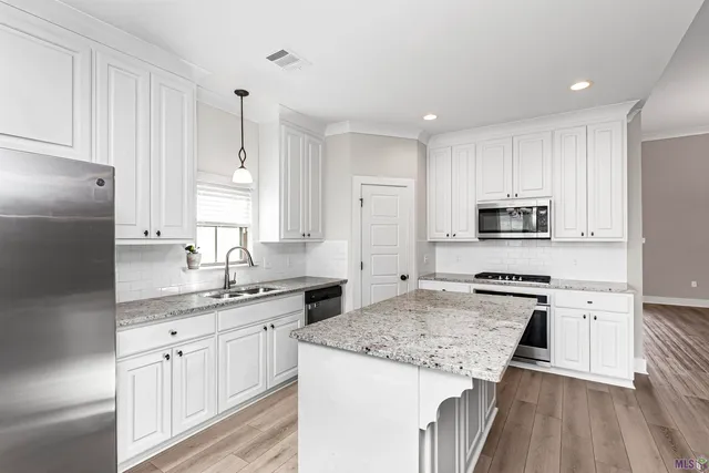 $299,900 | 28048 Memorial Lane, Denham Springs, LA 70726